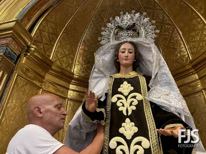 La Virgen del Carmen en su hornacina, atendida por Segundo Amador/Francisco Javier Santana.